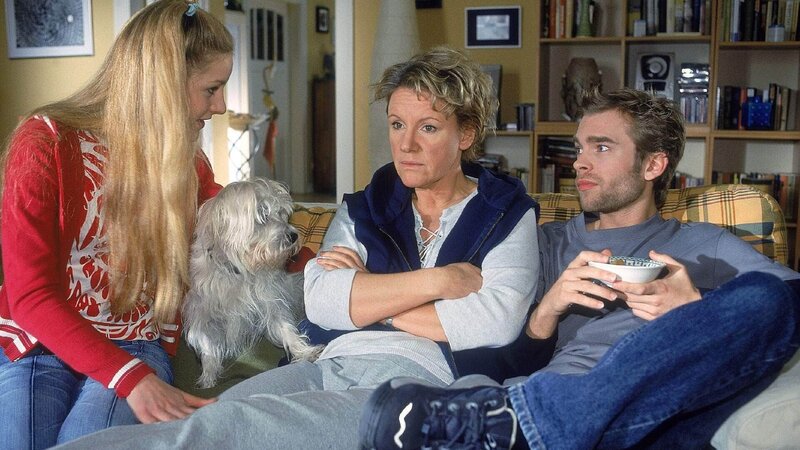 Nikola verlottert zusehends. Peter findet es gut, Stefanie dagegen redet ihrer Mutter ins Gewissen, sich nicht unterkriegen zu lassen. – Bild: RTL