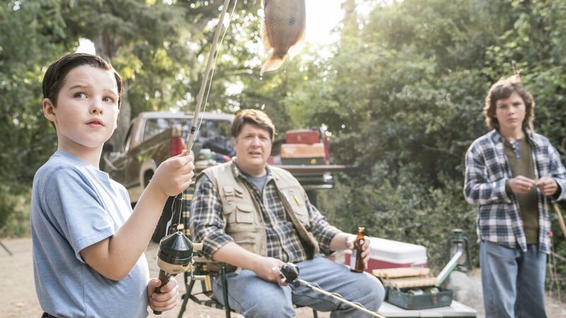 Schlechte Erinnerungen: Als George (Lance Barber, M.) das letzte Mal Georgie (Montana Jordan, r.) und Sheldon (Iain Armitage, l.) zum Angeln mitgenommen hat, funktionierte das nicht wirklich gut … – Bild: Warner Bros.