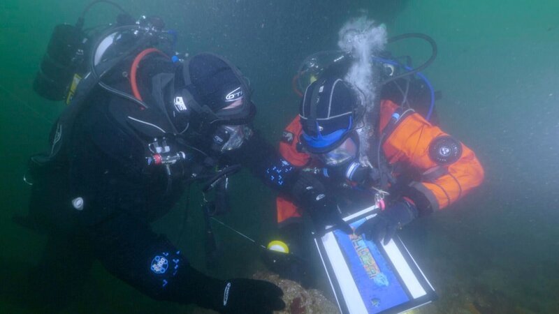 Ross Kemp and maritime archaeologist, Mallory Haas. – Bild: honeyB-ZLW /​ © THE HISTORY CHANNEL /​ Honey Bee Media
