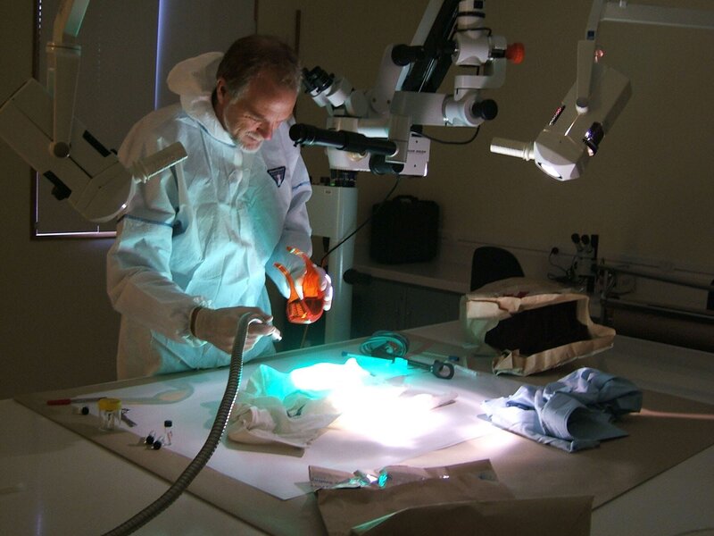 Australian Federal Police (AFP) Forensic Analyst, David Royds, worked on the investigation into the Bali Bombings. Alongside the Indonesian Police, the AFP formed ÔOperation AllianceŐ, an historic joint-investigation into the bombings.   Forensic evidence was a crucial element in the investigation and this image shows David Royds wearing a white anti-contamination suit checking for samples on items of clothing worn by people inside PaddyŐs Bar and the Sari Club. – Bild: Copyright © The National Geographic Channel.