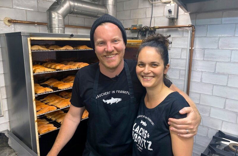 Moritz Klein und seine Frau Deniz betreiben in Frankfurt die Fischräuscherei „Lachs und Moritz“. – Bild: HR