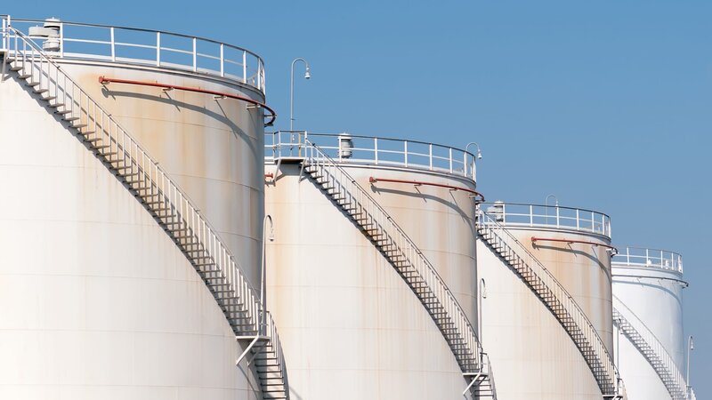 Petroleum Storage Tanks. – Bild: HAYKIRDI