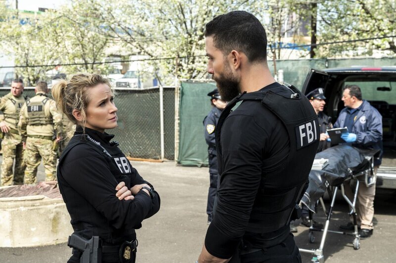 Special Agent Nina Chase (Shantel VanSanten, l.); Special Agent Omar Adom ‚OA‘ Zidan (Zeeko Zaki, r.) – Bild: 2022 CBS Broadcasting, Inc. All Rights Reserved /​ David M. Russell Lizenzbild frei