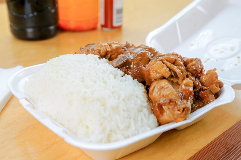 „Tita’s Kitchenette“ in National City bereitet das klassische philippinische Gericht Chicken Adobo mit großen Hähnchenschenkelstücken zu, die in einer Mischung aus Essig, Sojasauce, Knoblauch und Öl gekocht werden. – Bild: ORF/​Warner/​The Travel Channel