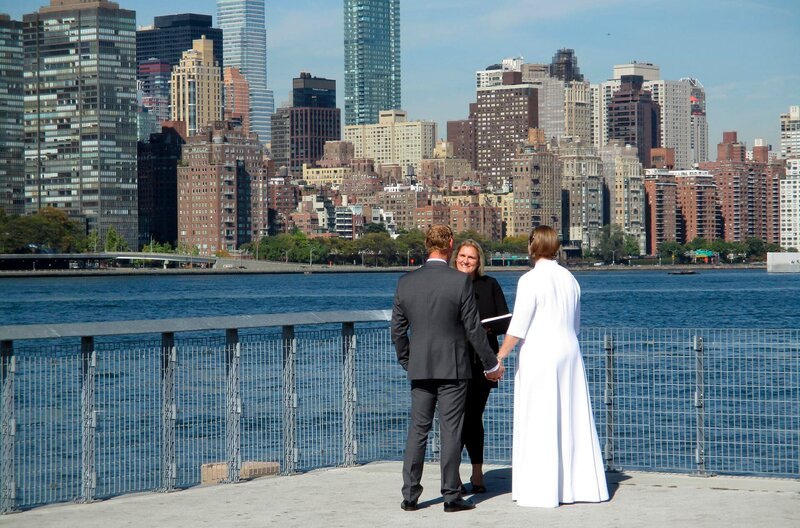 Die Passagiere Carla und Michael lassen sich vor der Skyline von New York City trauen und feiern eine einmalige Hochzeit. – Bild: BR/​Sibylle Nies
