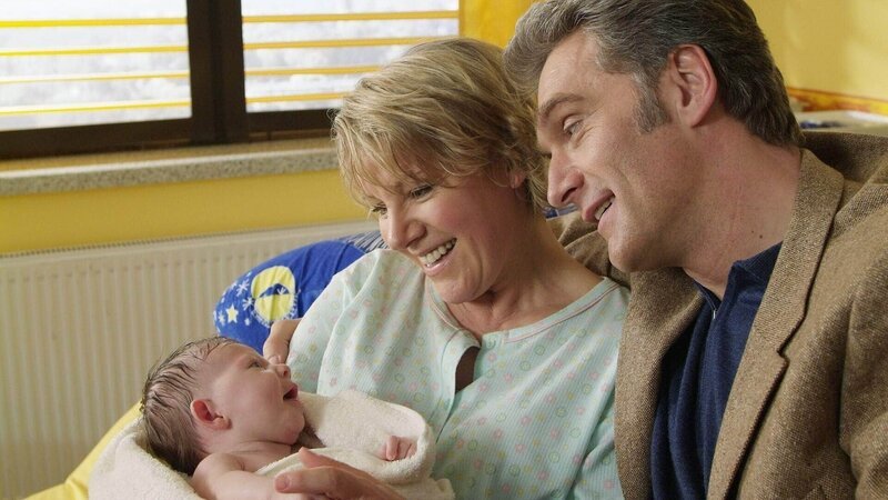 Erschöpft von der Geburt liegt Nikola (Mariele Millowitsch) in Schmidts (Walter Sittler) Armen, der sich liebevoll um sie kümmert. – Bild: MG RTL D