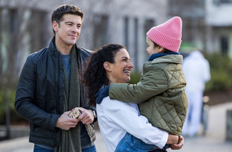 Leyla Sherbaz (Sanam Afrashteh, r.) verabschiedet Raya (Luna Elez, M.) zu einem Vater-Tochter-Wochenende mit Ben Ahlbeck (Philipp Danne, l.). – Bild: ARD/​Tom Fülle