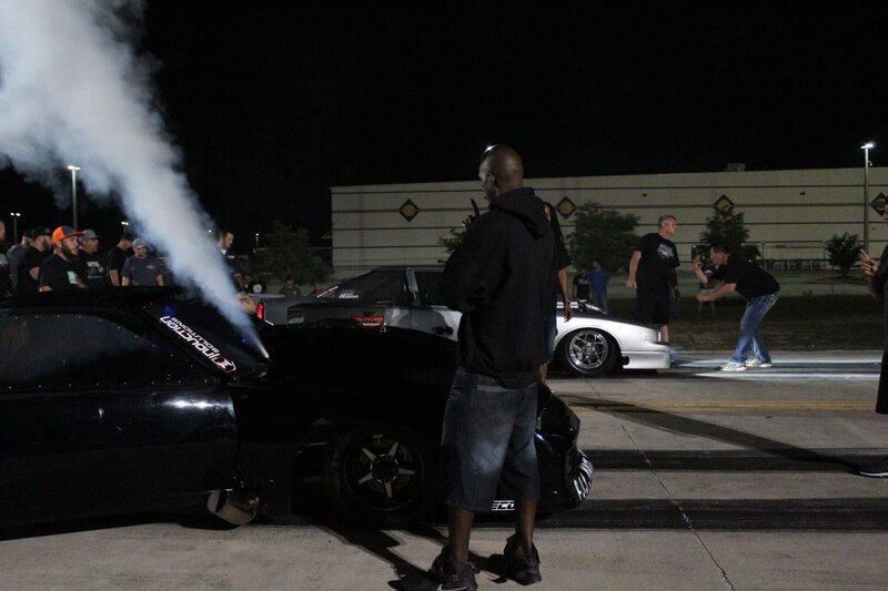 Kye Kelley and Scott Taylor pull their cars up to the start line. – Bild: Discovery Channel /​ Discovery Communications