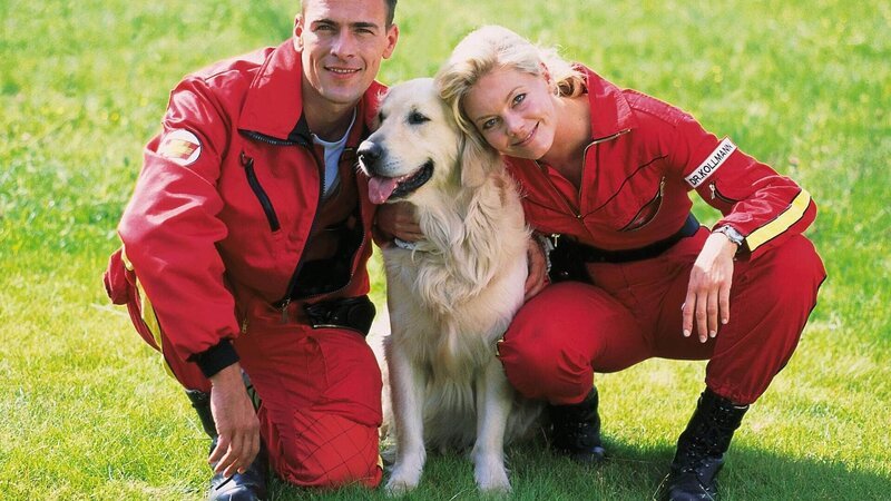 Was wäre ein Bergungsteam ohne einen verlässlichen Rettungshund? Ralf Staller (Wolfgang Krewe) und Dr. Kollmann (Anja Freese) sind stolz auf Gonzo – Bild: RTL /​ Helene Waldner