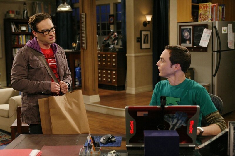 Leonard Hofstadter (Johnny Galecki, l.); Sheldon Cooper (Jim Parsons, r.) – Bild: Warner Bros. Television Lizenzbild frei