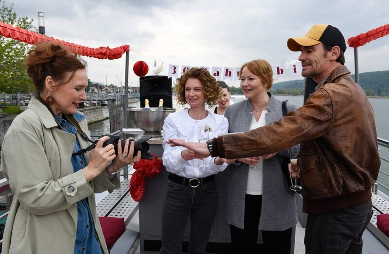 Eva Thiel (Deborah Kaufmann, l.), Conny Wilbert (Susanne Steidle, 2.v.l.), Nele Fehrenbach (Floriane Daniel, 2.v.r.) und Benny Wilbert (Anian Zollner, r.) freuen sich über ihr Wiedersehen beim Abitreffen. – Bild: ORF/​Bavaria/​ARD/​SWR/​Laurent Trümper