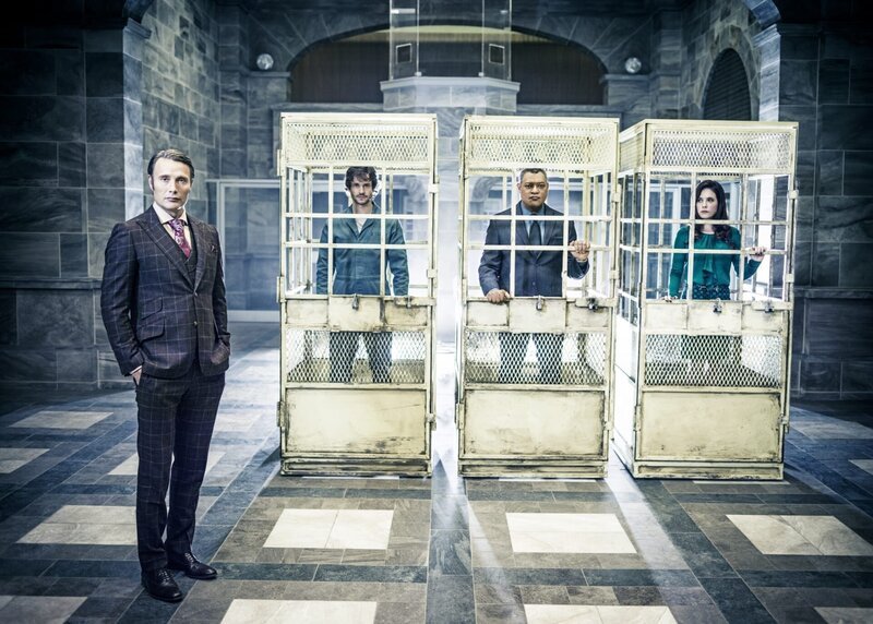 Cast: Mads Mikkelsen as Dr. Hannibal Lecter, Hugh Dancy as Will Graham, Laurence Fishburne as Jack Crawford, Caroline Dhavernas as Dr. Alana Bloom. – Bild: port.hu