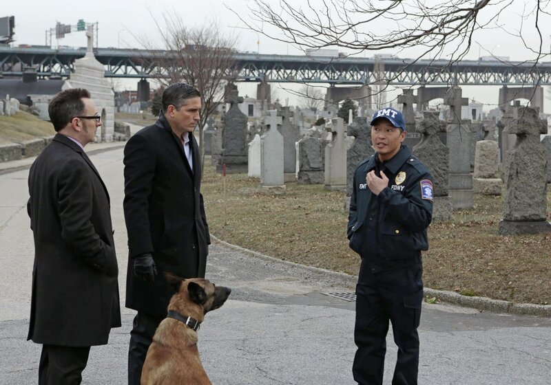 L-R: Harold Finch (Michael Emerson), Harold Finch (Michael Emerson) – Bild: 2013 Warner Brothers All Rights Reserved.