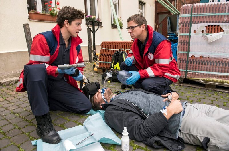 Als Robin (Moritz Otto, M.) plötzlich zu krampfen beginnt, müssen Ben Ahlbeck (Philipp Danne,l.) und Elias Bähr (Stefan Ruppe, r.) so schnell wie möglich handeln! Doch ausgerechnet in diesem Moment, sind sich die beiden besten Freunde uneins. – Bild: ARD/​Jens Ulrich Koch
