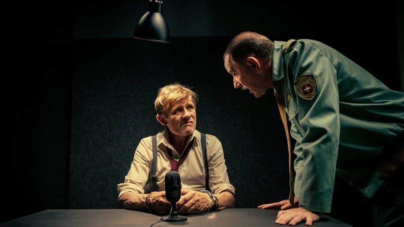 Maloney Killerinstinkt Staffel 1 /​ Folge 3 Maloney wird vom Polizisten verhört. Ist er schuldig? Marcus Signer als Philip Maloney, Stefan Kurt als Polizist Regie: Michael Schaerer Produktion: C-Films AG Kamera: Tobias Dengler Drehbuch: Fanny Nussbaumer – Bild: SRF/​Pascal Mora