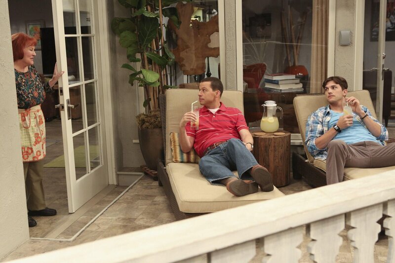 Als Berta in ihren wohlverdienten Ruhestand gegangen ist, stellen Alan (Jon Cryer, M.) und Walden (Ashton Kutcher, r.) eine neue Haushälterin ein. Doch ist Helen (Edie McClurg, l.) die Richtige für sie? – Bild: Warner Brothers Lizenzbild frei