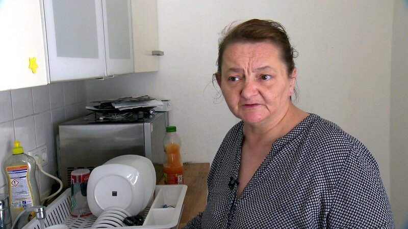 Monika (51) ärgert sich, weil das Jobcenter monatlich hohe Stromabschläge von ihrem Bürgergeld einbehält. Nun hofft sie auf eine Nachzahlung, die auf Grundlage des letzten Jahresverbrauchs berechnet werden soll. – Bild: RTLZWEI
