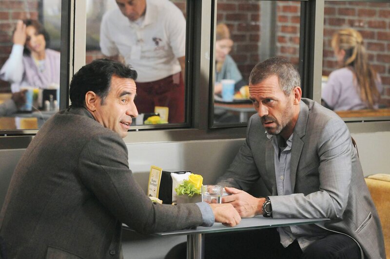 L-R: Lorenzo Wibberly (Ray Abruzzo) und Dr. Gregory House (Hugh Laurie) – Bild: NBC Universal, Inc.