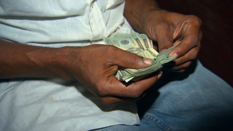 New Orleans, Louisiana USA: A dealer counting money. – Bild: National Geographic Channels