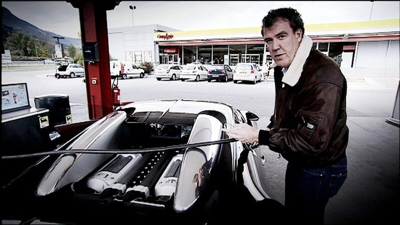Jeremy Clarkson betankt den Bugatti Veyron. – Bild: RTL NITRO /​ © BBC Worldwid