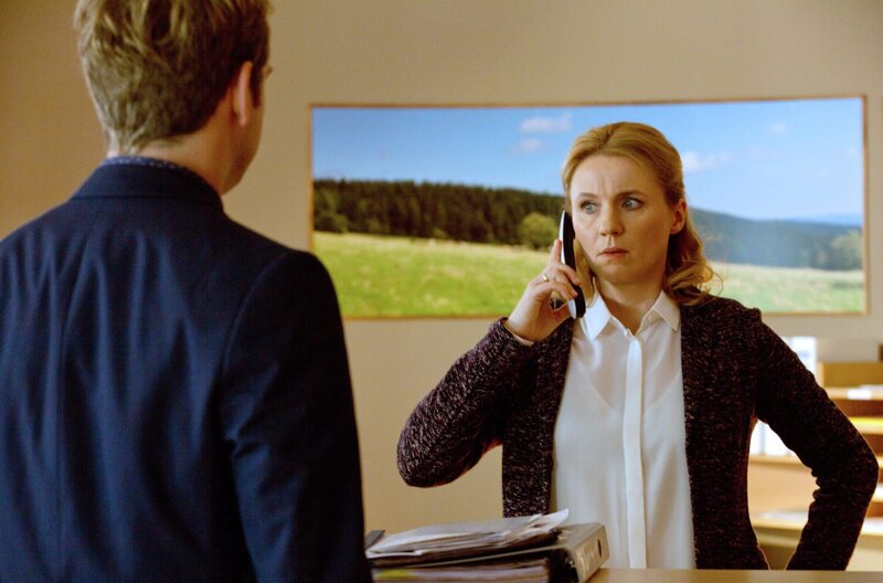 Nora (Winnie Böwe, r. mit Tom Radisch, l.) ruft Christian an, die Polizei will die Praxis durchsuchen. – Bild: ARD/​Volker Roloff