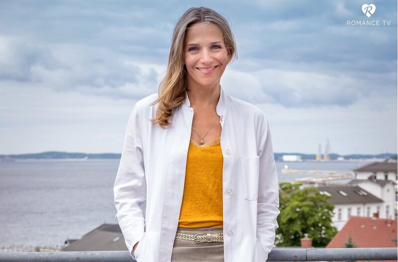 Nora Kaminski (Tanja Wedhorn) steht vor der Frage: Tapetenwechsel und Neuanfang in Berlin – oder endlich Wurzeln schlagen an der Ostsee? – Bild: Romance TV