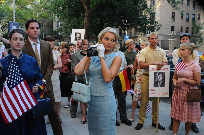 Die große, weite Welt und Laura (Margot Robbie, M.) ist mitten drin. Genau solche aufregenden Erlebnisse hat sie sich gewünscht … – Bild: Canal+