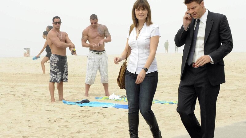 Als am Strand von Jersey die Überreste des Italo-Amerikaners Richie gefunden werden, nehmen Brennan (Emily Deschanel) und Booth (David Boreanaz) die Ermittlungen auf. – Bild: TVNOW /​ FOX