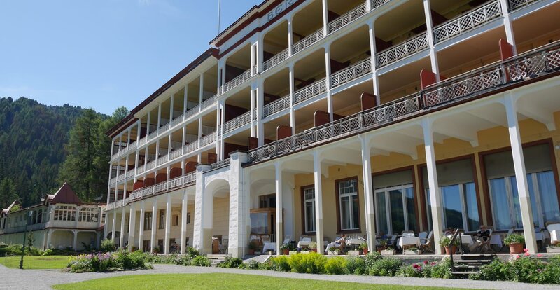 Auf der ganzen Länge des Hotels befinden sich die Balkone für die Liegekuren – Bild: 3sat