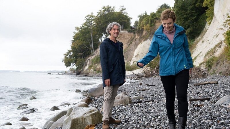 Johanna (Greta Galisch de Palma) und Fabian (Nicola Fritzen) spazieren am Strand entlang. – Bild: ZDF und Christine Schroeder