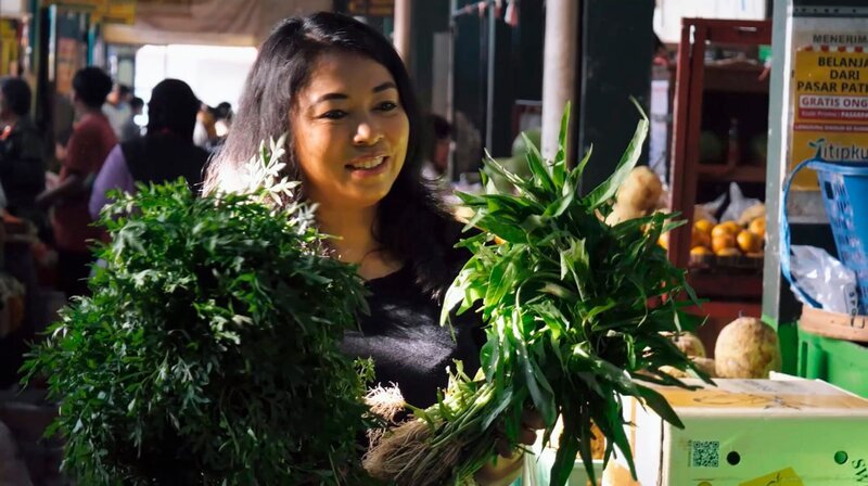 Andita Schirmacher lebt und arbeitet seit Jahren in Hattersheim. Sie möchte die indonesische Kochkunst, mit den Aromen und frischen Zutaten ihrer Kindheit, hier bekannter machen und gibt in ihrer Freizeit Kochkurse wie beispielsweise „Indonesisches Grillen“. – Bild: HR