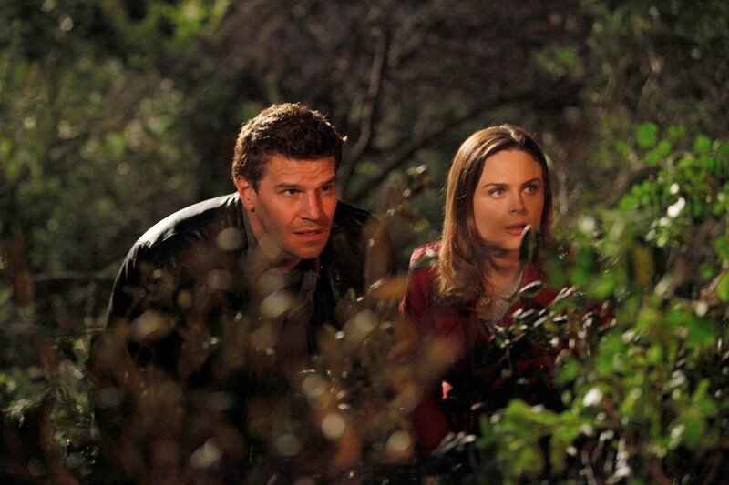 Booth (David Boreanaz, l.); Dr. Brennan (Emily Deschanel, r.) – Bild: Super RTL
