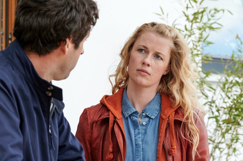 Marie (Christine Eixenberger, r.) spricht mit Emil Huber (Kai Albrecht, l.) über ihn und seine Frau, die nun nachdem sie verschwunden war, wieder aufgetaucht ist, sich aber an nichts erinnern kann. – Bild: ZDF und Bernd Schuller.