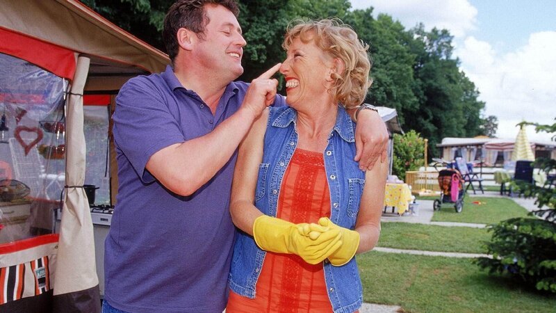 Für Uschi (Antje Lewald) ist der Anblick des schlafenden „Haussklaven“ nichts neues. Benno (Willi Thomczyk) wehrt sich vehement gegen diesen Vergleich. So ist er nicht! Und zum Beweis will er Uschi zum Dorffest ausführen. – Bild: MG RTL D