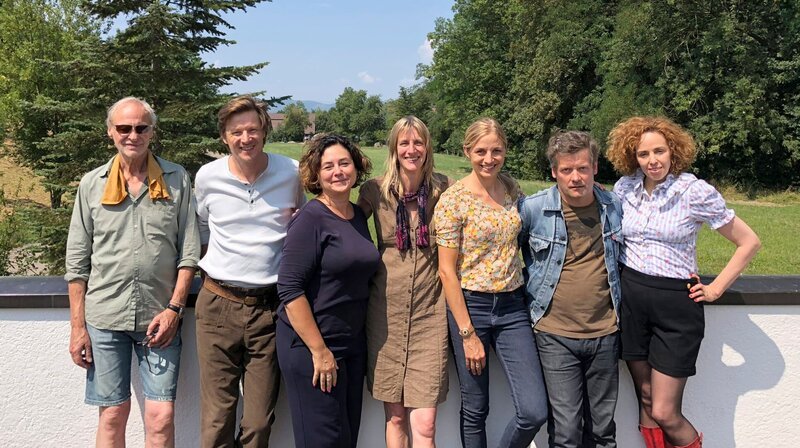 In Freiburg wurde „Der Weg nach Padulim“, der erste Langfilm von Autorin und Regisseurin Annette Friedmann, gedreht. Roman Knižka und Annika Blendl spielen darin ein Paar, dessen Hilflosigkeit beim Auseinanderbrechen ihrer Beziehung in einem erbitterten Kampf um den Sohn (gespielt von Maximilian Sterk) mündet. „Der Weg nach Padulim“ entstand als Koproduktion von Eikon Media Stuttgart, studio.tv.film und dem SWR. Produziert von Milena Maitz, studio.tv.film, Redaktion SWR Stefanie Groß. Gefördert wurde der Film von der MFG Baden-Württemberg Filmförderung. v.l.: Wedigo von Schultzendorff (Kameramann), Ralf Hönicke (Rolle MILAN), Milena Maitz (Produzentin Studio.TV. Film GmbH), Annette Friedmann (Regisseurin und Autorin), Annika Blendl (Rolle LISA), Sebastian Mirow (Rolle UWE MATTHES) und Malika Ziouech (Rolle CHRISSIE). – Bild: SWR/studio.tv.Film/Lisa Dutschmann In Freiburg wurde „Der Weg nach Padulim“, der erste Langfilm von Autorin und Regisseurin Annette Friedmann, gedreht. Roman Knižka und Annika Blendl spielen darin ein Paar, dessen Hilflosigkeit beim Auseinanderbrechen ihrer Beziehung in einem erbitterten Kampf um den Sohn (gespielt von Maximilian Sterk) mündet. „Der Weg nach Padulim“ entstand als Koproduktion von Eikon Media Stuttgart, studio.tv.film und dem SWR. Produziert von Milena Maitz, studio.tv.film, Redaktion SWR Stefanie Groß. Gefördert wurde der Film von der MFG Baden-Württemberg Filmförderung. v.l.: Wedigo von Schultzendorff (Kameramann), Ralf Hönicke (Rolle MILAN), Milena Maitz (Produzentin Studio.TV. Film GmbH), Annette Friedmann (Regisseurin und Autorin), Annika Blendl (Rolle LISA), Sebastian Mirow (Rolle UWE MATTHES) und Malika Ziouech (Rolle CHRISSIE). – Bild: SWR/studio.tv.Film/Lisa Dutschmann