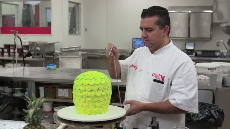Buddy sprays the pineapple cake to give it texture and the right color. – Bild: Discovery Communications