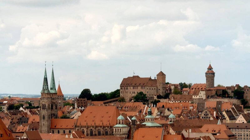 Gebeizter Saibling mit Fenchelsalat – Gasthaus Keidenzeller in Keidenzell.; Ansicht der Kaiserburg in Nürnberg. – Bild: B.O.A. Videofilmkunst GmbH/​BR/​André Knauer