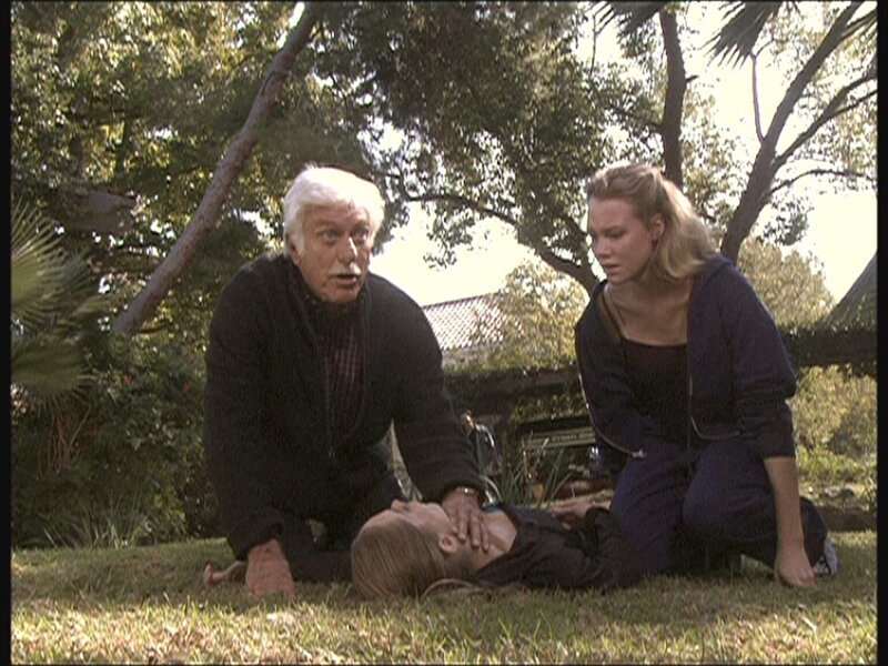 Mark (Dick Van Dyke, l.) wird zu Dreharbeiten gerufen, weil die bekannte Darstellerin Thalia (Jennifer Gareis, r.) zusammengebrochen ist. – Bild: Viacom Lizenzbild frei