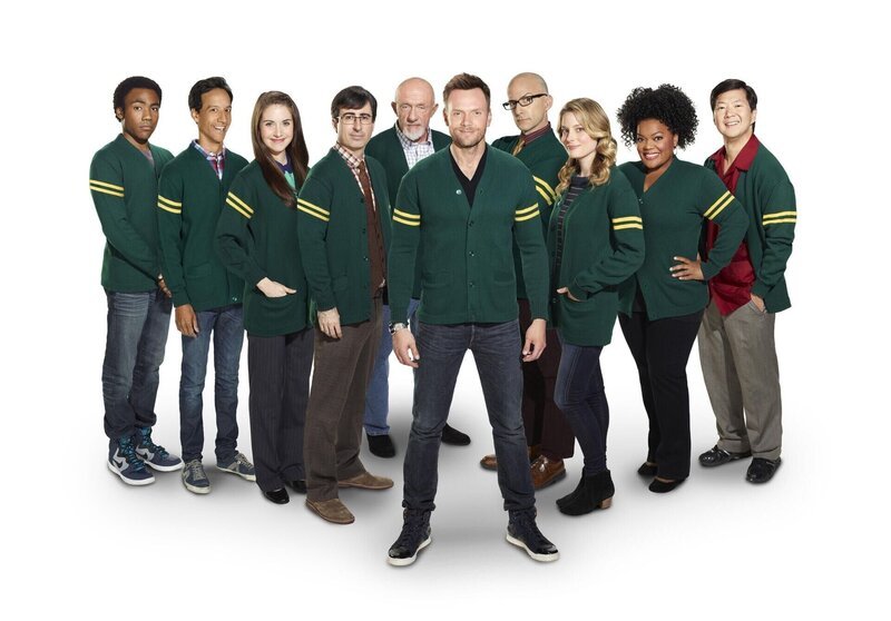 (5. Staffel) – Community – Eine ganz spezielle Lerngruppe: Troy Barnes (Donald Glover, l.), Annie Edison (Alison Brie 3.v.l.), Abed Nadir (Danny Pudi, 2.v.l.), Shirley Bennett (Yvette Nicole Brown, 2.v.r.), Dean Pelton (Jim Rash, 4.v.r.), Senor Chang (Ken Jeong, r.), Britta Perry (Gillian Jacobs, 3.v.r.), Jeff Winger (Joel McHale, 5.v.r.), Duncan (John Oliver, 4.v.l.) und Pat Nichols (Jonathan Banks, 5.v.l.) … – Bild: 2013 NBCUniversal Media, LLC /​ Chris Haston Lizenzbild frei