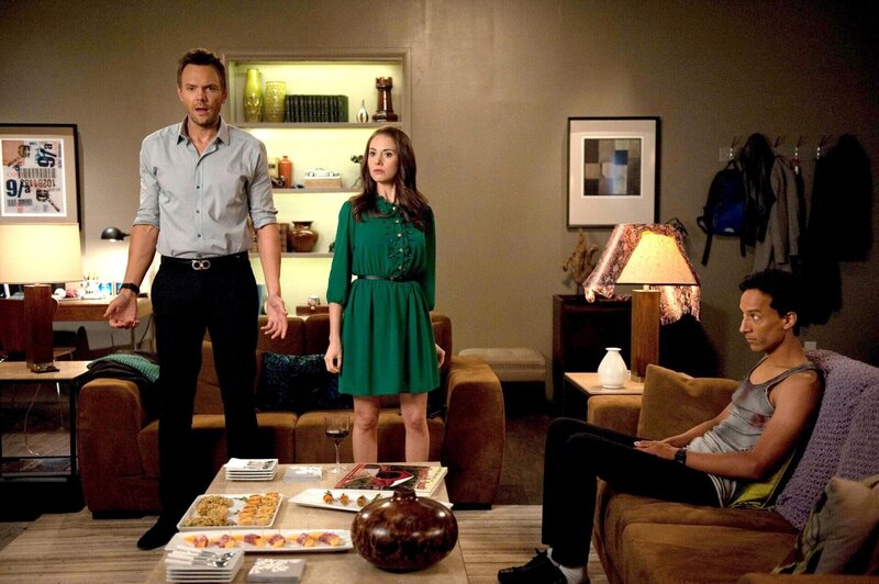 Nachdem Jeff (Joel McHale, l.) liebevoll ein Weihnachtsfest für seine Freunde, darunter auch Abed (Danny Pudi, r.), organisiert, droht die Stimmung zu kippen. Annie (Alison Brie, M.) hat nämlich einen ungebetenen Gast eingeladen … – Bild: 2013 Sony Pictures Television Inc. and Open 4 Business Productions LLC. All Rights Reserved. /​ Colleen Hayes Lizenzbild frei
