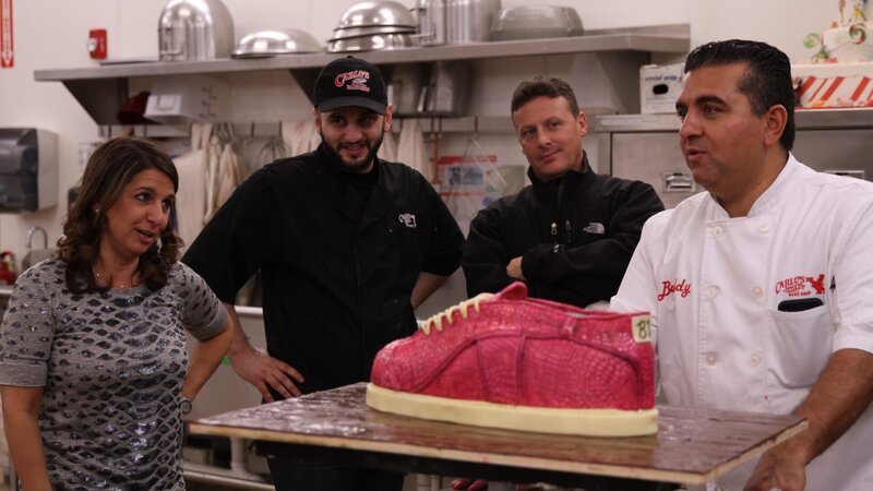 Buddy, Grace, Joe and Ralph look at the finished cake. – Bild: Discovery Communications