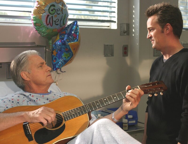 Treffen nach Jahren wieder aufeinander: Gregory Marx (John Bennett Perry, l.) und sein Sohn (Murray (Matthew Perry, r.) … – Bild: ORF/​Disney