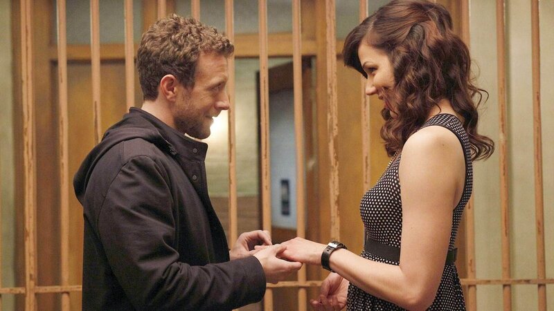 Als Hodgins (T.J. Thyne) und Angela (Michaela Conlin) nach einer Tatortbesichtigung für kurze Zeit im Gefängnis landeten, trafen sie eine Entscheidung für ihr Leben … – Bild: RTL /​ Fox