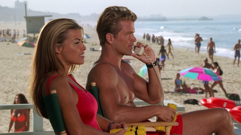Lani McKenzie (Carmen Electra, l.); Cody Madison (David Chokachi, r.) – Bild: The Baywatch Production Company