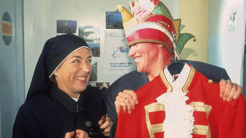 Gerade als Rita (Gaby Köster, r.) in das Funkemariechenkostüm schlüpfen will, kommt die Rettung: Schwester Berta (Isabell Trimborn) hat es sich noch einmal überlegt und wird für Oma Pütz tanzen! – Bild: RTL /​ Kai Schulz