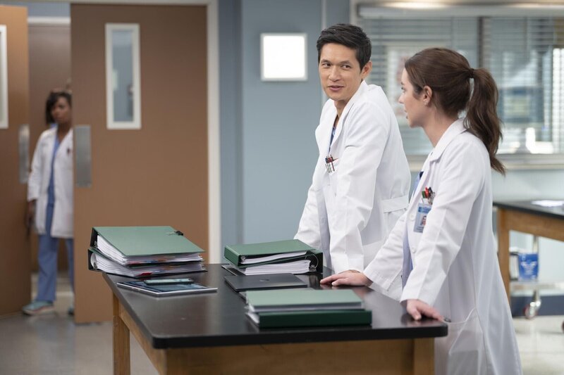 Eingespieltes Team: Harry Shum als Dr. Benson Kwan (M.), Adelaide Kane als Dr. Jules Millin (r.) – Bild: American Broadcasting Companies, Inc. /​ Anne Marie Fox