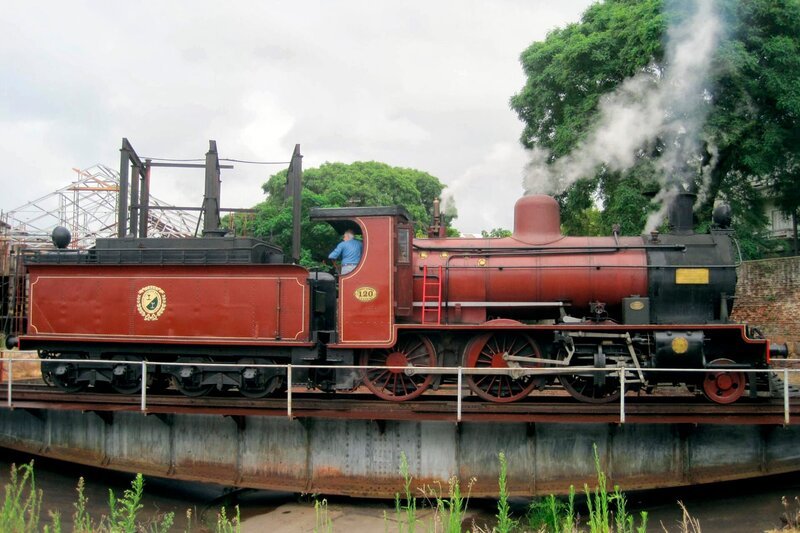 SWR Fernsehen EISENBAHN-ROMANTIK, „Mit Dampf und Diesel durch die Pampa – Eisenbahn in Uruguay“, am Sonntag (12.04.15) um 12:00 Uhr. Auch nach über 100 Jahren noch unter Dampf: die Nr. 120 von Beyer-Peacock aus Manchester. – Bild: SWR/​Mayer-Hagmann