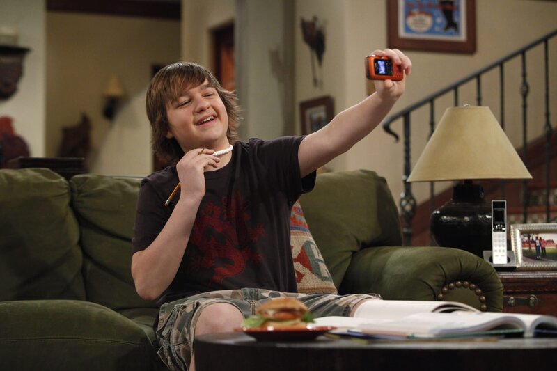 Ein Mädchen hat Jake (Angus T. Jones) eine Halskette geschenkt. Er schickt ihr ein Foto als Beweis, dass er den Schmuck auch wirklich trägt. – Bild: Warner Brothers Entertainment Inc.