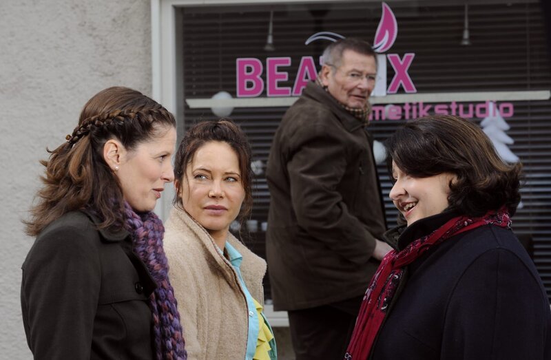Trixi hat Mühe, ihren neuen Namen zu etablieren. Von links: Annalena Brunner (Heidrun Gärtner), Trixi (Doreen Dietel), Alois Preissinger (Erich Hallhuber sen.) und Monika Vogl (Christine Reimer). – Bild: BR/​Marco Orlando Pichler