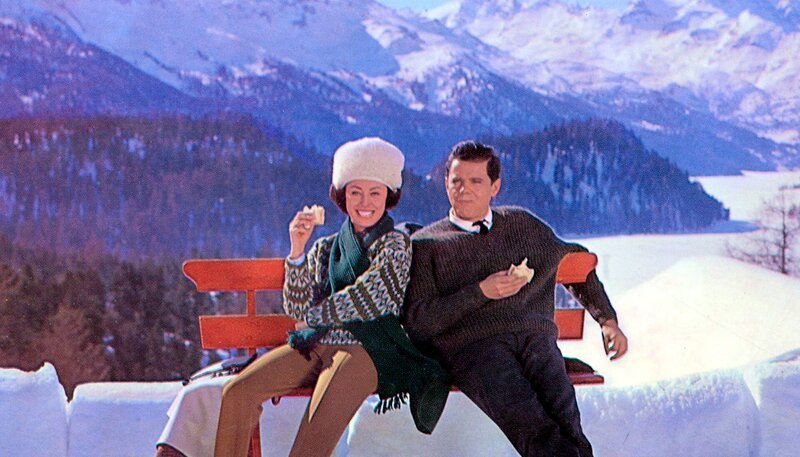 Heizungsingenieurin Rossi (Caterina Valente) wird zum Weihnachtsengel für den überforderten Hotelier Norbert Lang (Walter Giller). – Bild: MDR/Schweizer Fernsehen Heizungsingenieurin Rossi (Caterina Valente) wird zum Weihnachtsengel für den überforderten Hotelier Norbert Lang (Walter Giller). – Bild: MDR/Schweizer Fernsehen